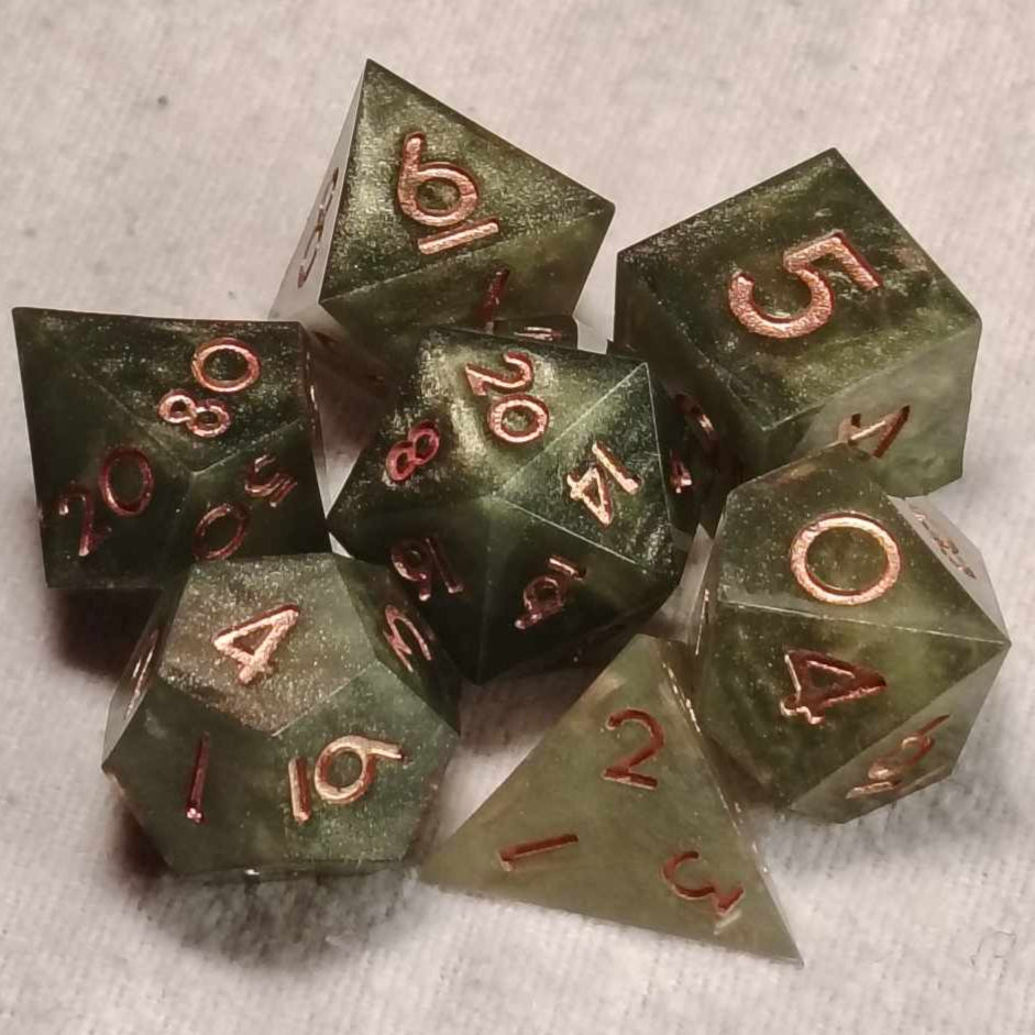 Set de dés de jeu de rôle (dés 4,6,8,10,12,100,20), couleur vert olive nacré avec des chiffres couleur or cuivré