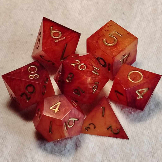 Set de dés de jeu de rôle (dés 4,6,8,10,12,100,20), couleurs rouge et orange, avec des chiffres couleur or