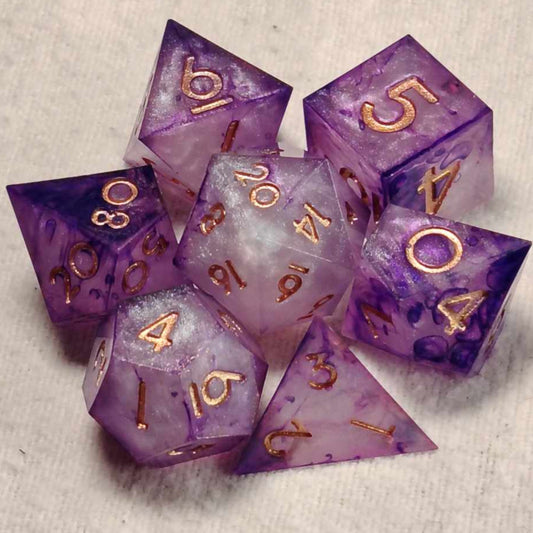 Set de dés de jeu de rôle (dés 4,6,8,10,12,100,20), couleurs violet et blanc nacré avec des chiffres couleur or cuivré