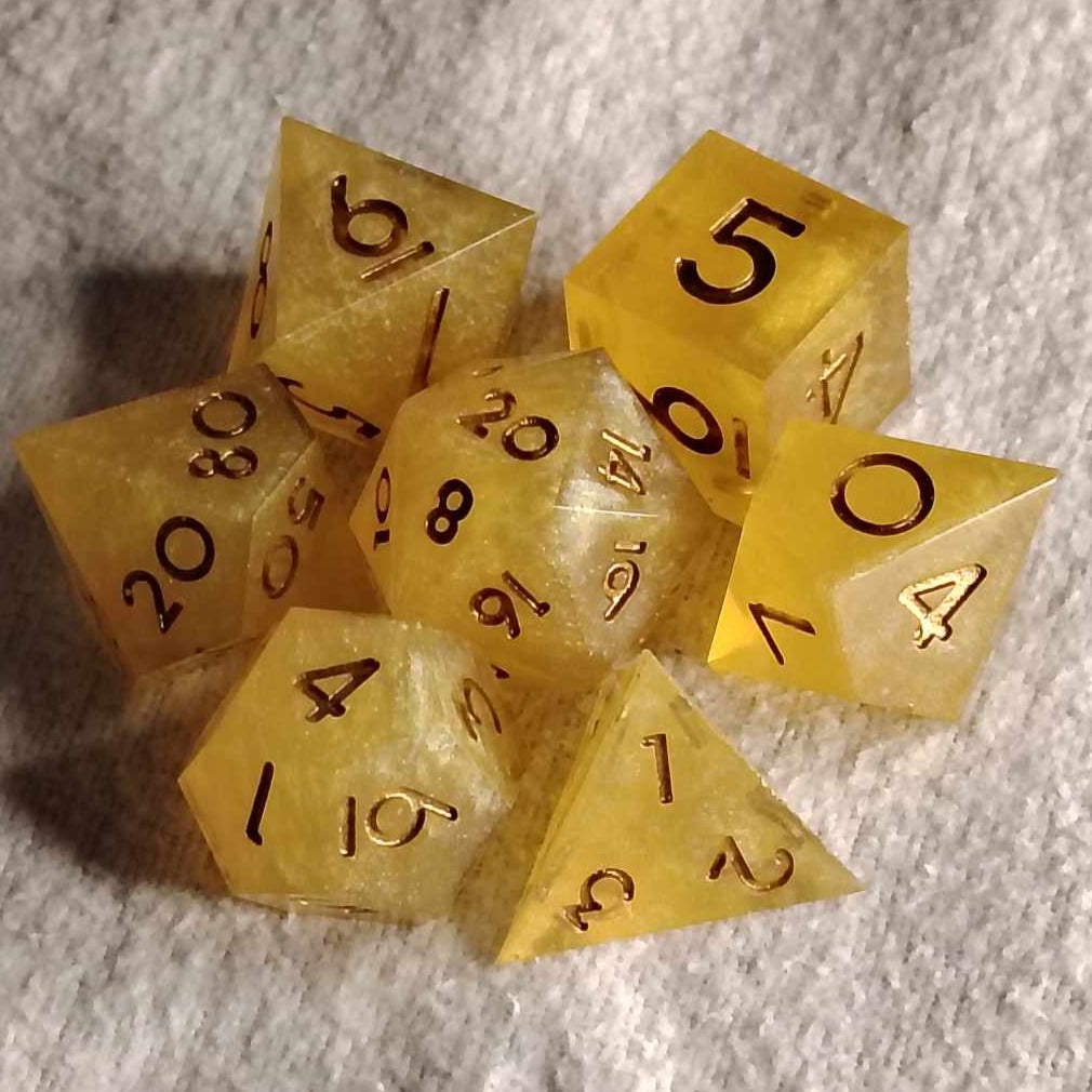 Set de dés de jeu de rôle (dés 4,6,8,10,12,100,20), couleur jaune nacré avec des chiffres couleur or